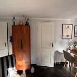 Sunlit Garden am Wald Strand Warnowufer